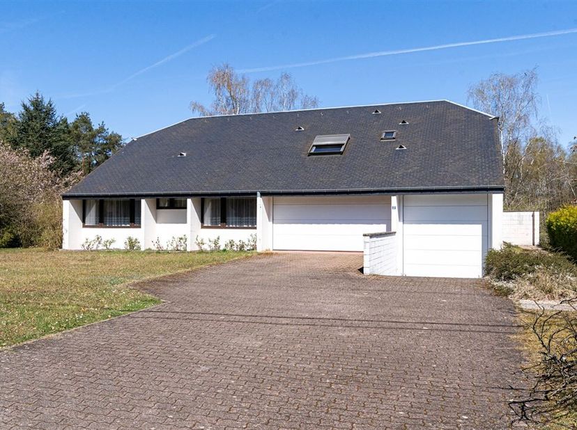 W Immobilière vous propose à Arlon, dans un quartier très prisé, une VASTE VILLA sur un terrain de plus de 19 ares offrant un cadre de vie très agréab