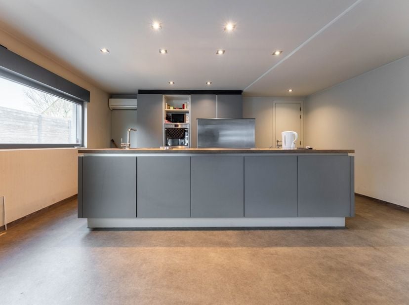 Deze woning vinden we terug in de Duinenstraat te Lommel. De woning is volledig omgebouwd naar een woning met maar liefst 9 slaapkamers. Momenteel doe