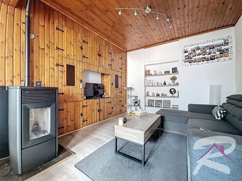 Roufosse Immo a le plaisir de vous présenter cette jolie maison (divisé en deux) rénovée dans la commune de Sclessin située proche de toutes commodité
