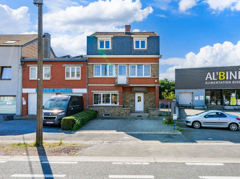 Gelegen nabij winkelcentrum HACCOURT, op enkele minuten van het centrum van VISE en de snelwegen, ruime halfvrijstaande woning met 6 slaapkamers, 2 ba