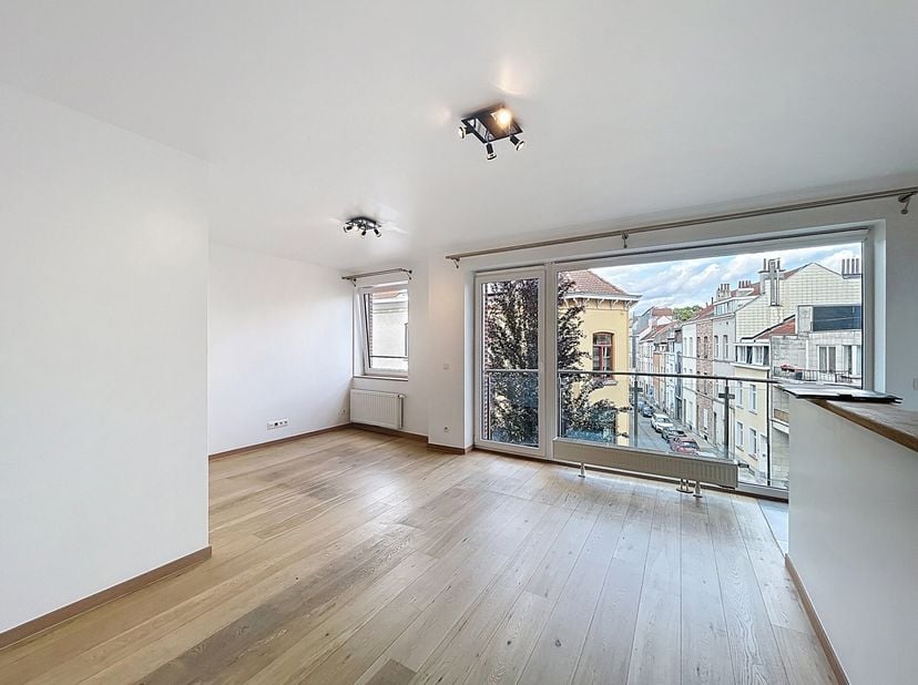 À proximité de la Place Jourdan et des Institutions Européennes, au 3E étage dun petit immeuble moderne (2019) avec ascenseur, superbe appartement deu