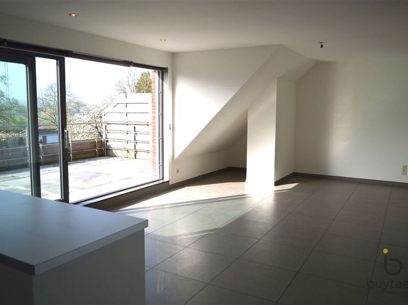 Gezellig 1-slaapkamerappartement met ruim terras, autostaanplaats en mooi uitzicht direct beschikbaar&lt;br /&gt;
In een rustige omgeving, maar toch vlakbij