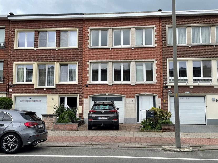 Ligging: Centraal en gunstig gelegen met openbaar vervoer, winkels, invalswegen, horeca, den Bosuil,  ... op wandelafstand.&lt;br /&gt;
Indeling: Eerste ver