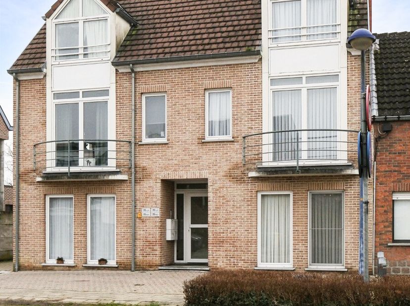 Appartement met 2 (mogelijk 3) slaapkamers, terras en garage gelegen in het rustige centrum van Houtvenne.Het appartement is gelegen in een kleinschal