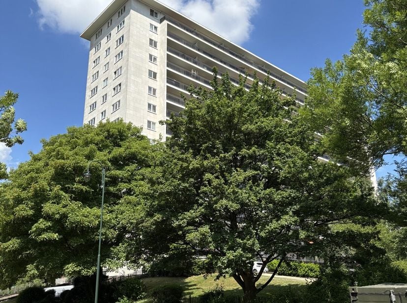 À VENDRE  Appartement 2 chambres à rénover avec terrasse et parc privé  Laeken&lt;br /&gt;
Situé dans un quartier calme et verdoyant de Laeken, cet appartem