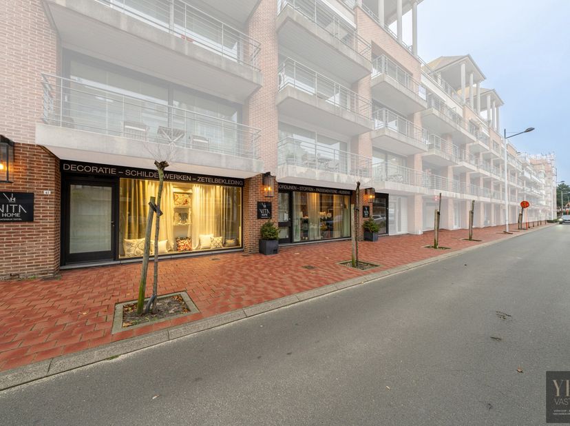 Dit smaakvol gerenoveerd handelspand met studio is gelegen op een commerciële topligging, op enkele passen van zowel de Kustlaan als de Lippenslaan. M