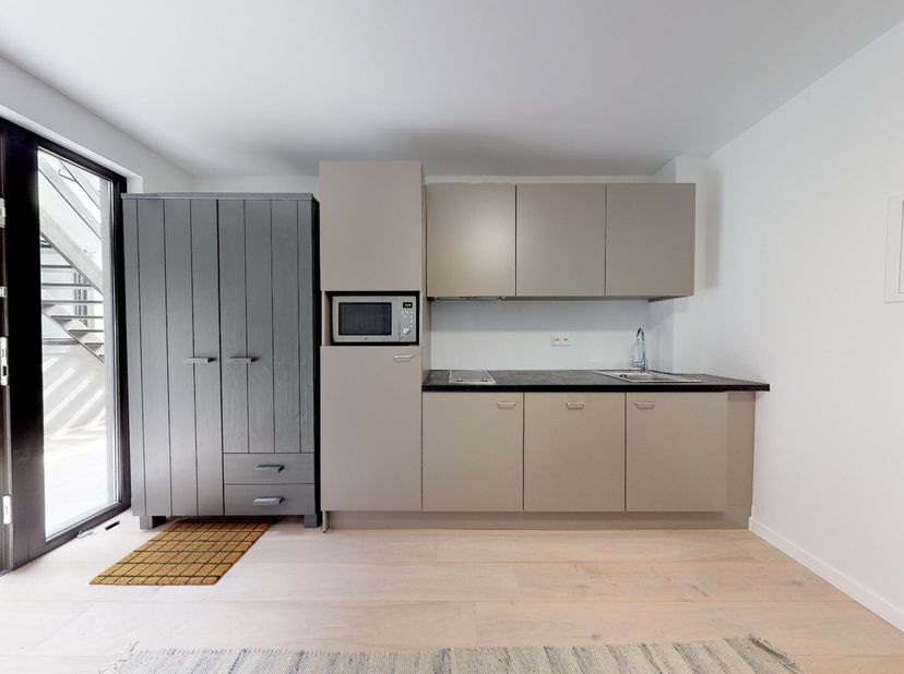 Deze prachtige bemeubelde studio is gelegen in de bruisende stad Leuven, in de residentie ASTERIA. De studio is volledig gerenoveerd in 2019 en biedt