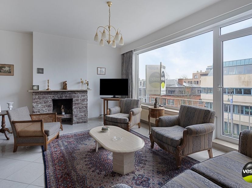 Ontdek dit lichtrijk appartement met 2 slaapkamers, 2 balkons en kelderberging, gelegen op de Guffenslaan 14, in het hart van Hasselt.&lt;br /&gt;
Dit appar