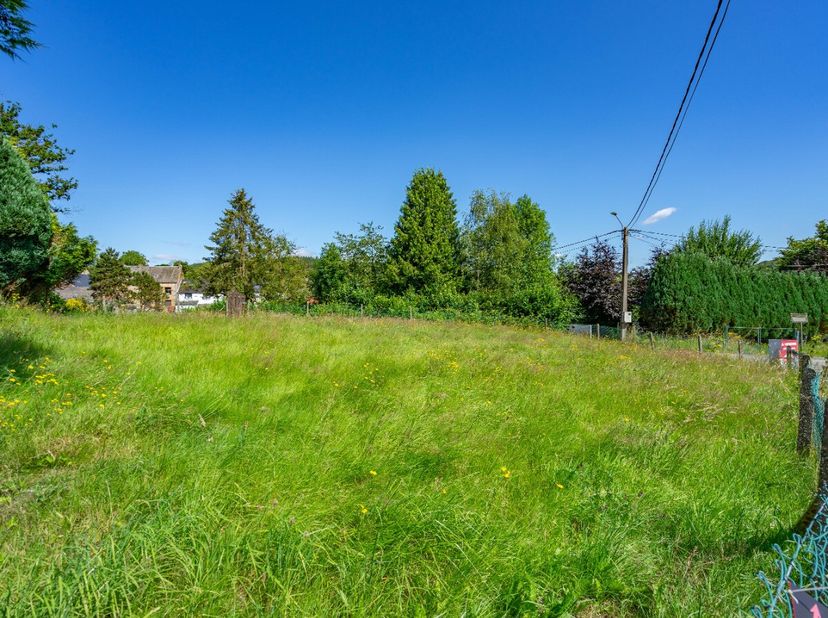 Era B-Lux is verheugd om dit perceel aan u voor te stellen, gelegen in Hermeton-sur-Meuse, op slechts enkele kilometers van de Franse grens. Deze guns