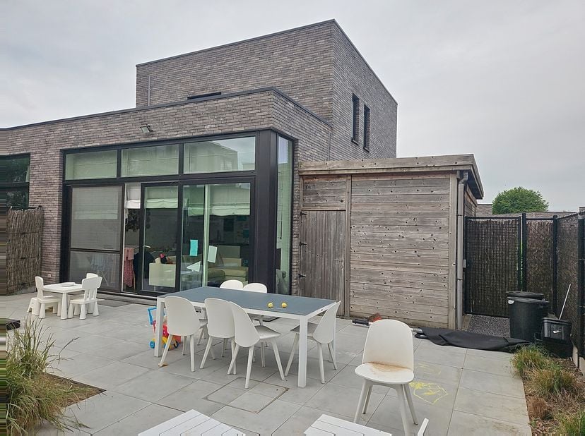 Energiezuinige woning nabij het centrum van Maldegem. Door zijn ligging heeft het uitstekende verbindingswegen richting Brugge, Eeklo, Aalter, Knokke,