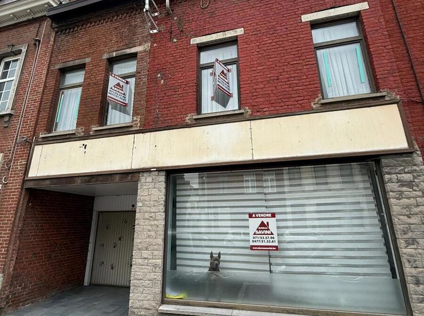 Marchienne-au-Pont - à vendre une spacieuse maison à rafraîchir, idéale pour famille nombreuse sur 3 ares 20.&lt;br /&gt;
Elle se compose d&#039;un salon (22m2),
