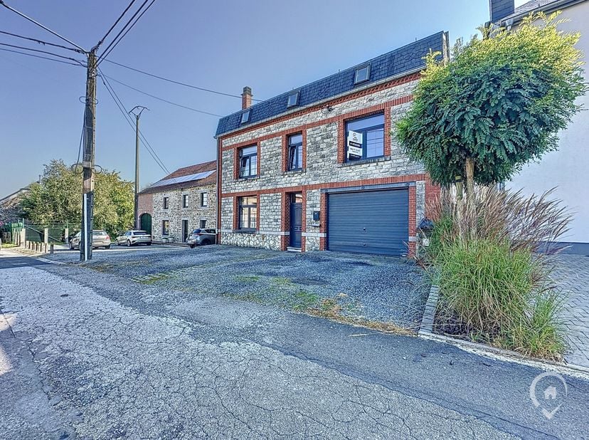 Vos Agences Condrogest Beauraing vous présente cette spacieuse maison située dans le village de Vonêche. La maison dispose encore de possibilités mult