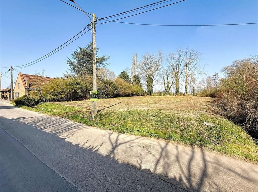 À vendre : Terrain de 2200 m² à Templeuve - Secteur résidentiel prisé. &lt;br /&gt;
Situé dans un environnement calme et verdoyant, ce superbe terrain de 22