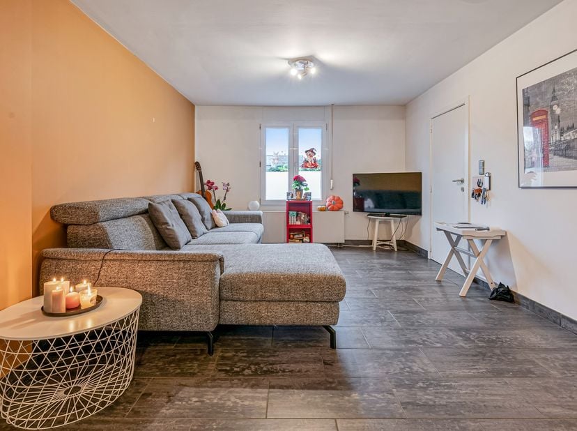 INSTAPKLAAR - GEEN RENOVATIEVERPLICHTING - ELEKTRISCHE KEURING CONFORM. Bent U op zoek naar een uiterst praktische en instapklare woning met tuin in e