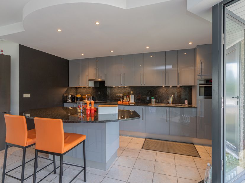 Dit prachtige duplex appartement, gelegen aan Kerkskenhoek 68 in Haaltert, biedt een unieke combinatie van ruimte, comfort en energiezuinigheid. De wo