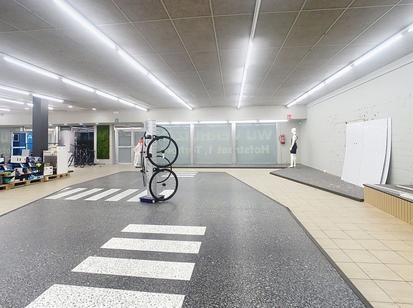 Disposition:&lt;br /&gt;
- espace commercial: env. 720 m²&lt;br /&gt;
- espace de rangement d&#039;environ 90 m²&lt;br /&gt;
- bureau d&#039;environ 8 m²&lt;br /&gt;
N&#039;hésitez pas à no