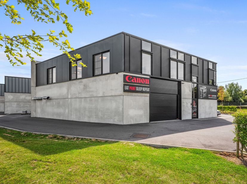 Op een toplocatie langs de Assesteenweg in de KMO-zone van Mollem bevindt zich dit recent en instapklaar bedrijfsgebouw met uitstekende visibiliteit.&lt;