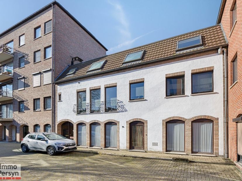 Ontdek de ongekende mogelijkheden van deze centraal gelegen ruimte aan de Brouwerijstraat 3 in Aarschot! Gelegen op de tweede verdieping onder het dak