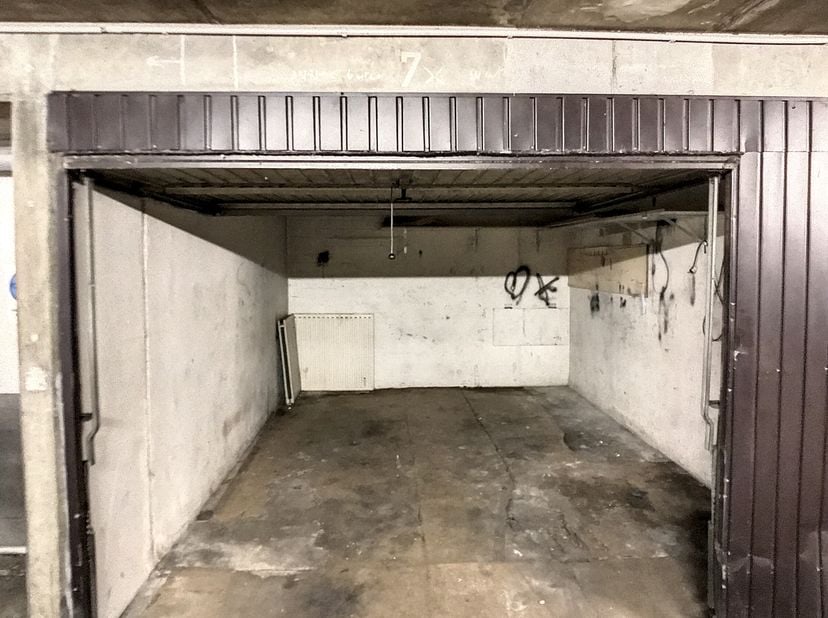 Il y a un grand garage souterrain et fermé à louer situé à Hof ter Lo 9 à Borgerhout. &lt;br /&gt;
Le loyer mensuel est de 100€. &lt;br /&gt;
Disponible immédiate