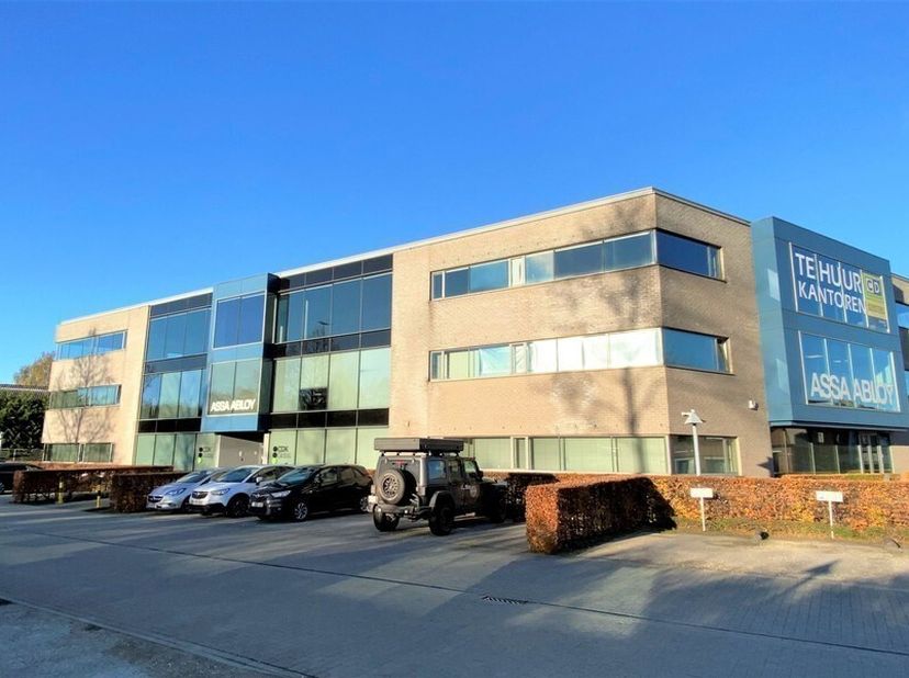 400m² instapklare kantoren (uitbreidbaar tot 1220m²)&lt;br /&gt;
Ligging: vlakbij afrit E40 en R4, bereikbaar met openbaar vervoer&lt;br /&gt;
Specificaties: deel