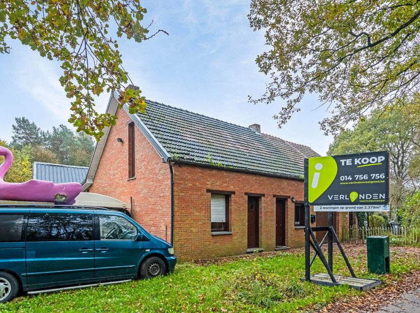 Deze twee te renoveren woningen zijn gelegen op een ruim perceel in een rustige groene omgeving in Mol-Sluis. De woningen liggen langs de gekende Galb