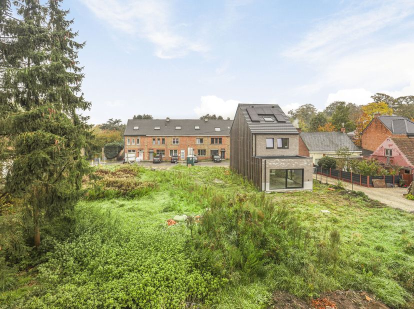 Ce magnifique nouveau projet de construction comprend cinq maisons familiales économes en énergie et de haute qualité.&lt;br /&gt;
Le projet bénéficie d&#039;un