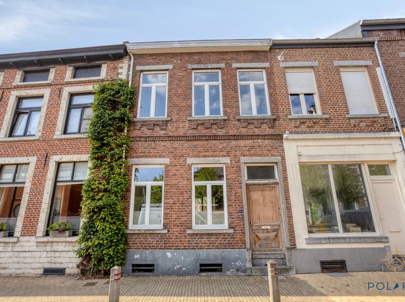 Cette maison mitoyenne à rénover est située en plein centre de Hoegaarden.&lt;br /&gt;
Derrière la façade authentique (datant de 1896) se trouve une maison