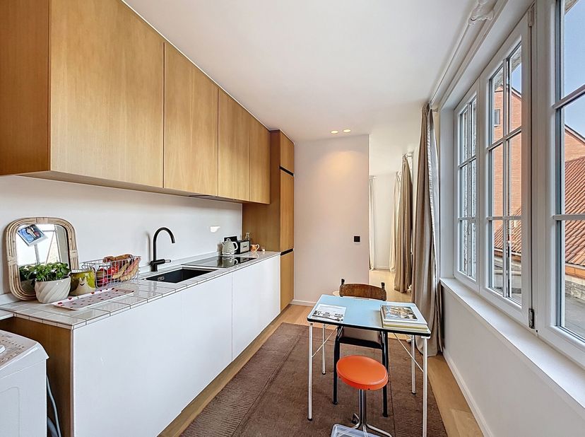 Entre le quartier Dansaert et le quai aux Briques, au 1ER étage dune petite copropriété, dans une rue calme à sens unique, superbe studio rénové de ±3