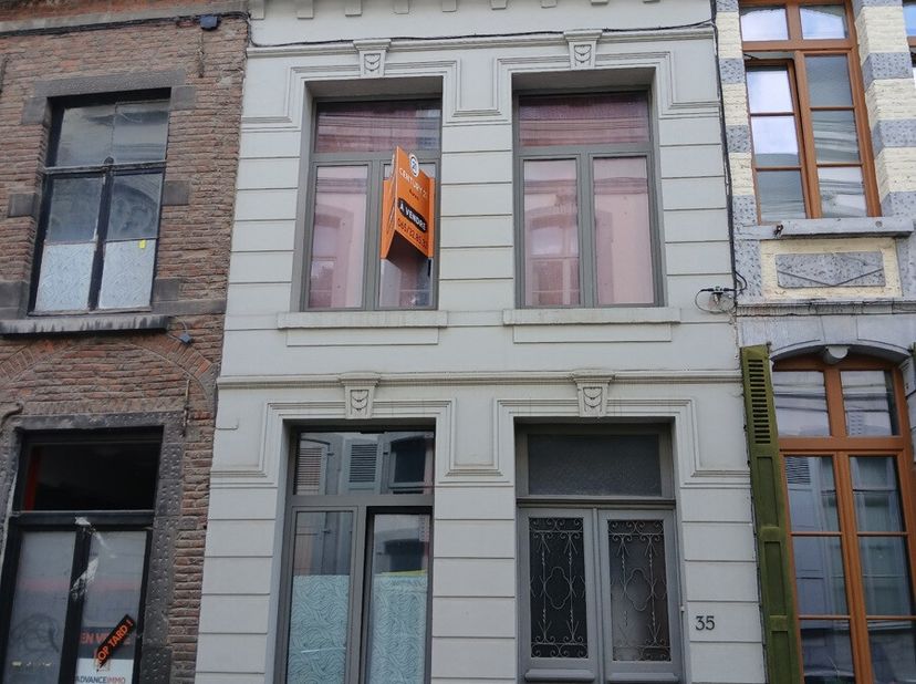 Au cur de la Ville, à deux pas de la Grand&#039;Place (Rue d&#039;Enghien), très belle maison composée de : salon, salle à manger, cuisine équipée, petit hall d