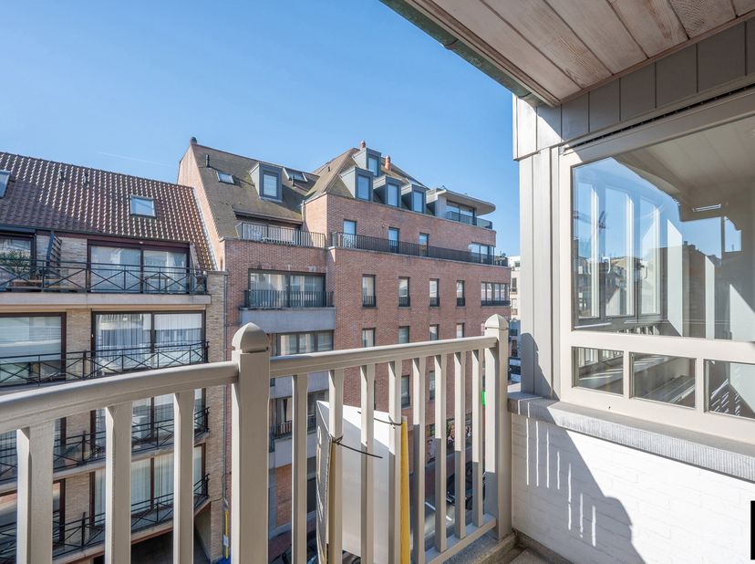 Lichtrijk en ruim appartement (98 m²), ten zuiden gelegen in de Bayauxlaan, tussen de Lippenslaan en het Casino, in een kleine, mooie residentie in An