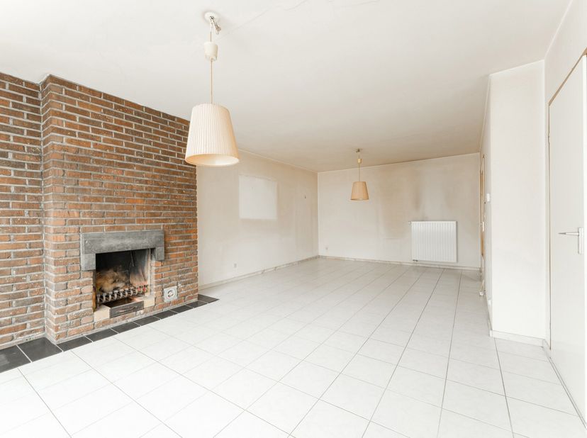 ALGEMEEN:&lt;br /&gt;
Te renoveren gelijkvloers appartement met zeer ruim terras!&lt;br /&gt;
INDELING: gelijkvloers: inkomhal met apart toilet, living, keuken, b