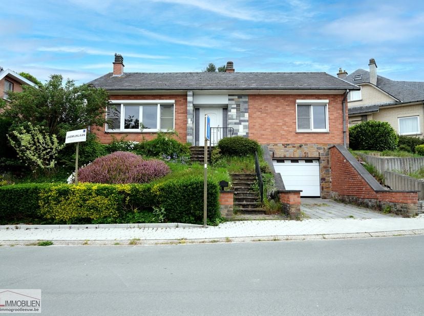 Immo Groot Leeuw a le plaisir de vous présenter ce bungalow agréable et spacieux, situé dans un quartier calme et accueillant pour les enfants de Sint
