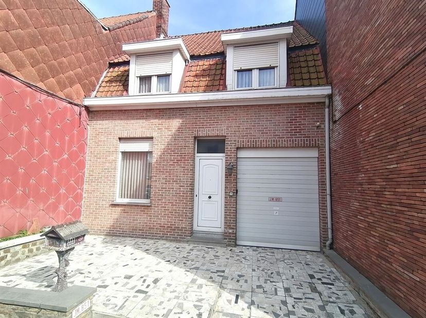 Perfect gelegen woning in het hartje van Izegem met zeer grote tuin en eventuele uitweg achteraan!&lt;br /&gt;
Maak van deze woning uw nieuwe thuis met de n