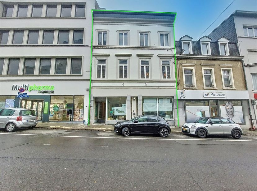 W Immobilière vous propose à Arlon, à l&#039;hypercentre, une maison de commerce idéalement située avec une forte visibilité. Le rez-de-chaussée comprenant