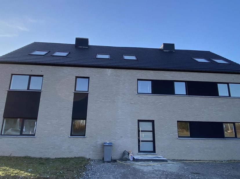 METTET, ruim APPARTEMENT (2bed/1bad) met 128 m² woonoppervlakte gelegen op de 2e verdieping van een kleine mede-eigendom. Het bestaat uit een inkomhal