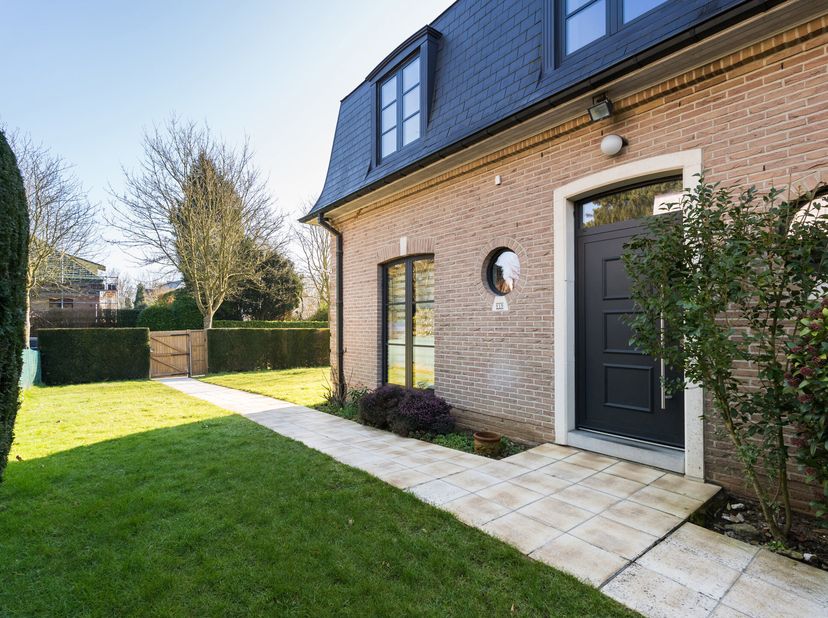 STERREBEEK, à la limite de Wezembeek et à proximité du Golf et du David Lloyd, VILLA coup de cur (4ch/2sdb/1bur) offrant 386m² construits. Sise sur un