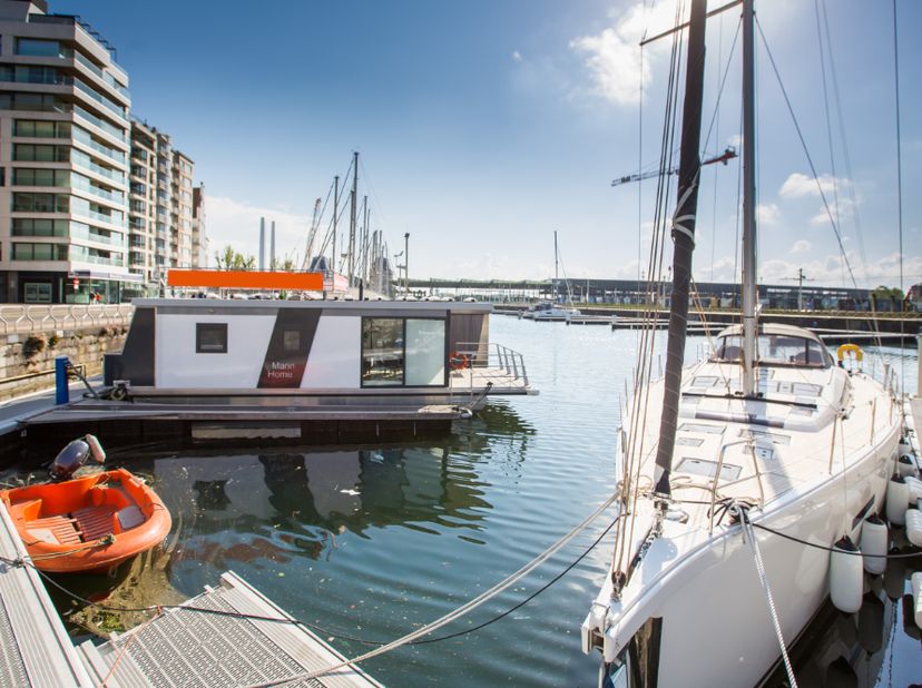 -Deze kwalitatieve houseboat biedt u de unieke ervaring om te verblijven op het water.&lt;br /&gt;
	-De indeling is als volgt: inkom, 2 slaapkamers, leefrui