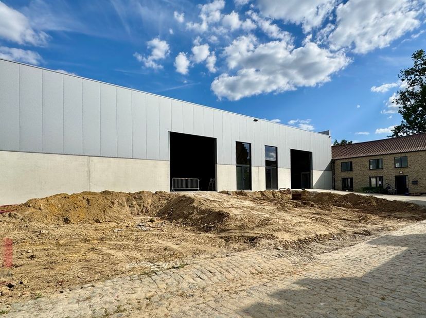 Unité PME nouvellement construite (composée de 3 parties de +/- 330 m² chacune) avec une surface totale de 992 m² à louer, très bien située près de l&#039;