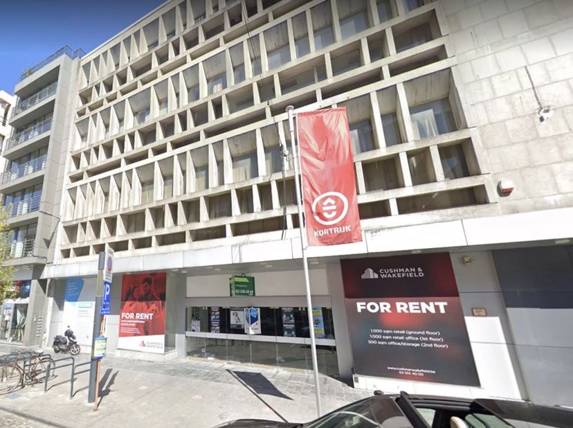 Te huur: een handelspand van circa 2.000 m², verdeeld over twee verdiepingen, in het centrum van Kortrijk, nabij de Grote Markt en Lange Steenstraat.