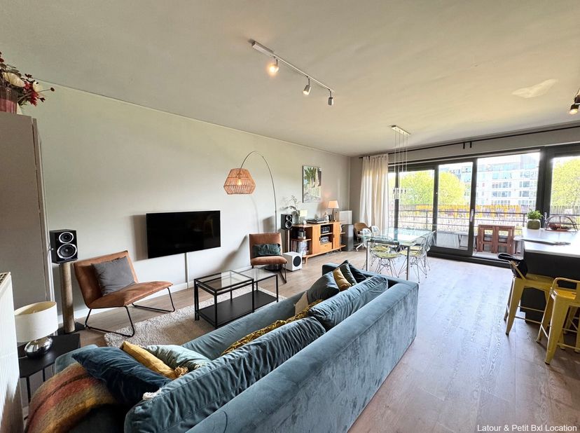 SCHAERBEEK, idéalement situé dans le quartier des affaires, à proximité du métro et à proximité de nombreux commerces, lumineux APPARTEMENT meublé (3C