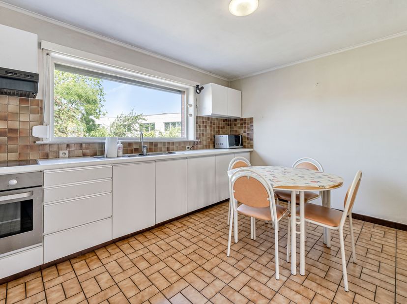 Kloeke bel-etage met 3 slaapkamers en tuin te koop in Wevelgem!&lt;br /&gt;
Op zoek naar een solide woning met ruimte, karakter én potentieel? Deze stevige