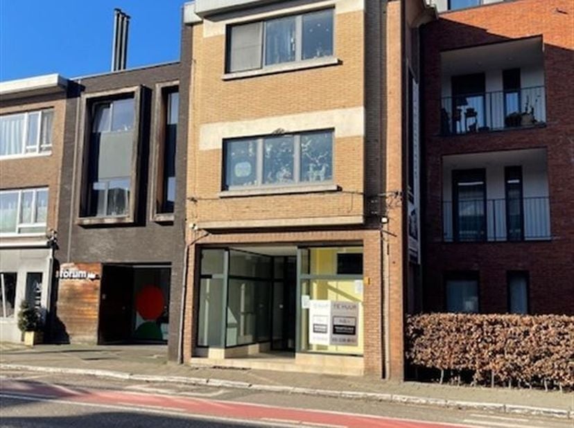 In dit kleinschalig  gebouw ( 3 units) begeeft zich op het gelijkvloers een handelsruimte van 78 m2 met een binnentuin van 35 m2. &lt;br /&gt;
Geschikt voor