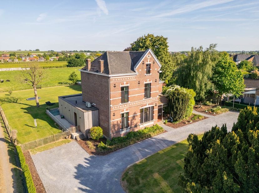 In het hart van Haspengouw, tussen glooiende velden en boomgaarden, bevindt zich dit uitzonderlijke herenhuis dat in 2023 met visie en vakmanschap wer