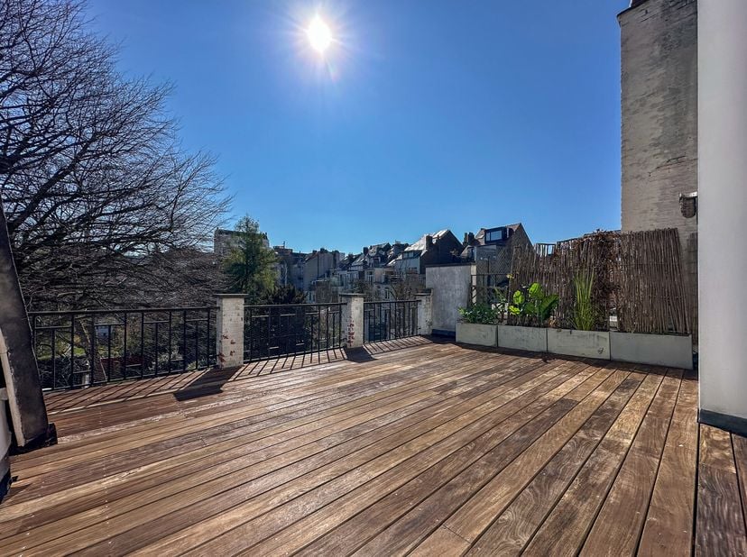 IXELLES, à proximité de la place Brugmann et de toutes les commodités, charmant APPARTEMENT (3ch/2sdd) triplex de caractère avec terrasse situé au deu