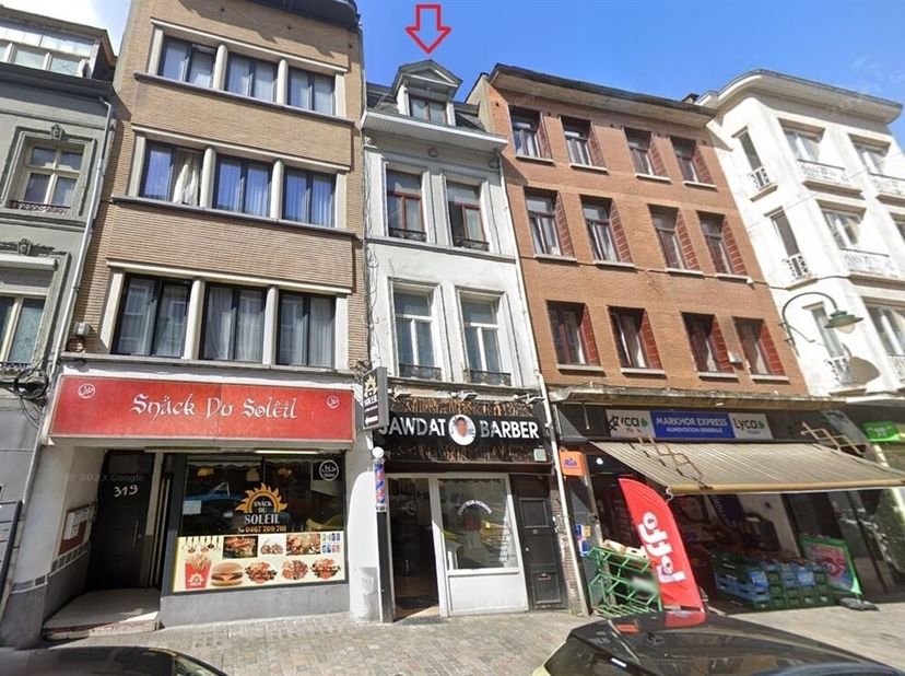 Te renoveren opbrengst woning op een gunstige locatie. Commerciële gelijkvloers aan de voorzijde, Ruime achterliggende gelijkvloers (te verbinden met