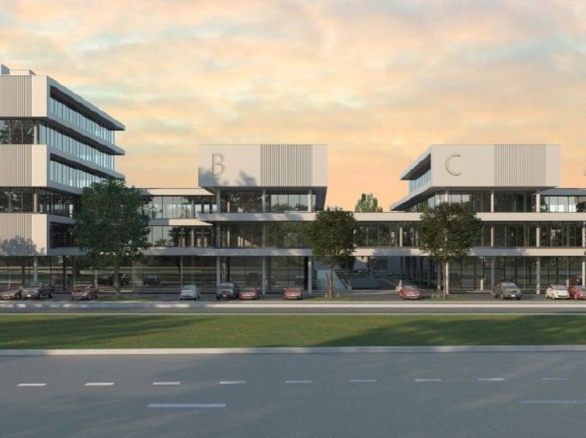 Fenomenaal gelegen nieuwbouw kantoren/polyvalente ruimtes van 902 m² met 309 m² terras te huur op de hoek tussen de A12 en de R0, op slechts 200 m van