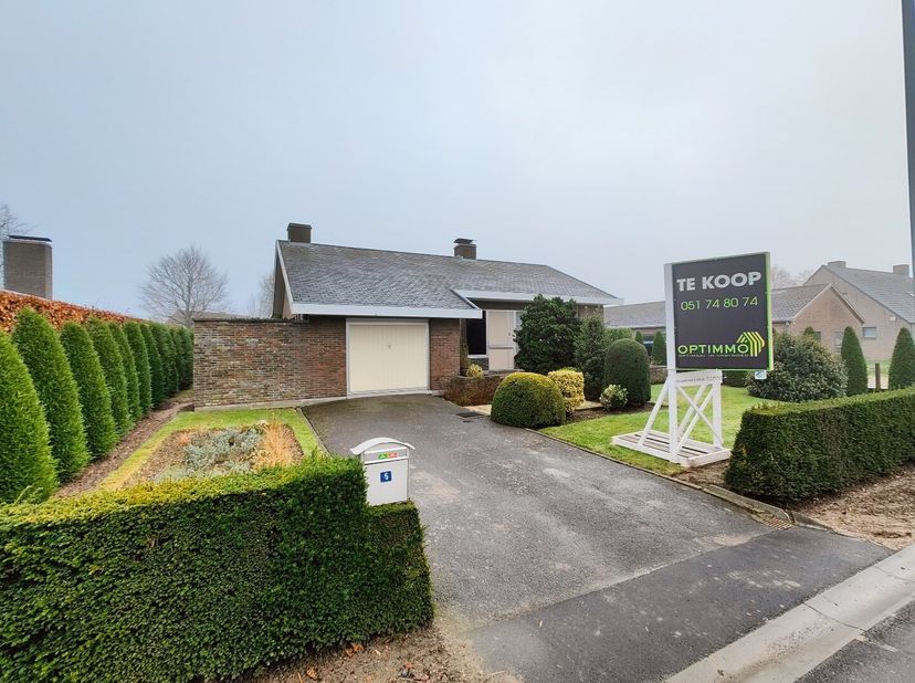 Deze rustig gelegen open bebouwing biedt alles wat u nodig heeft voor comfortabel wonen. Bij het binnenkomen vindt u een inkomhal met gastentoilet om