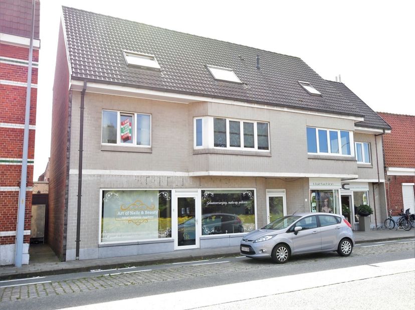 Deze mooie commerciële ruimte is gelegen op uiterst centrale ligging te Assebroek en geniet van een etalage van +/- 8m. De handelsruimte is momenteel