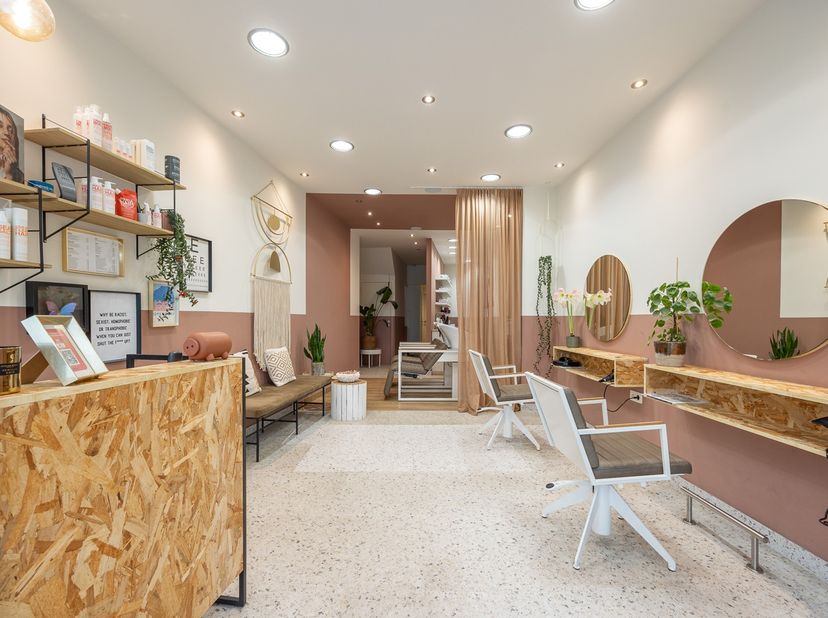 Dit handelspand met woonst in Vilvoorde is de perfecte plek voor wie wonen en werken wil combineren op een toplocatie. Bij het binnenkomen word je ver