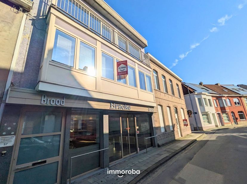 Deze commerciële winkelruimte is gelegen in de Putmanstraat te Waregem, gebouwd in het jaar 1966.&lt;br /&gt;
Op het gelijkvloers bevindt zich de bakkerij (